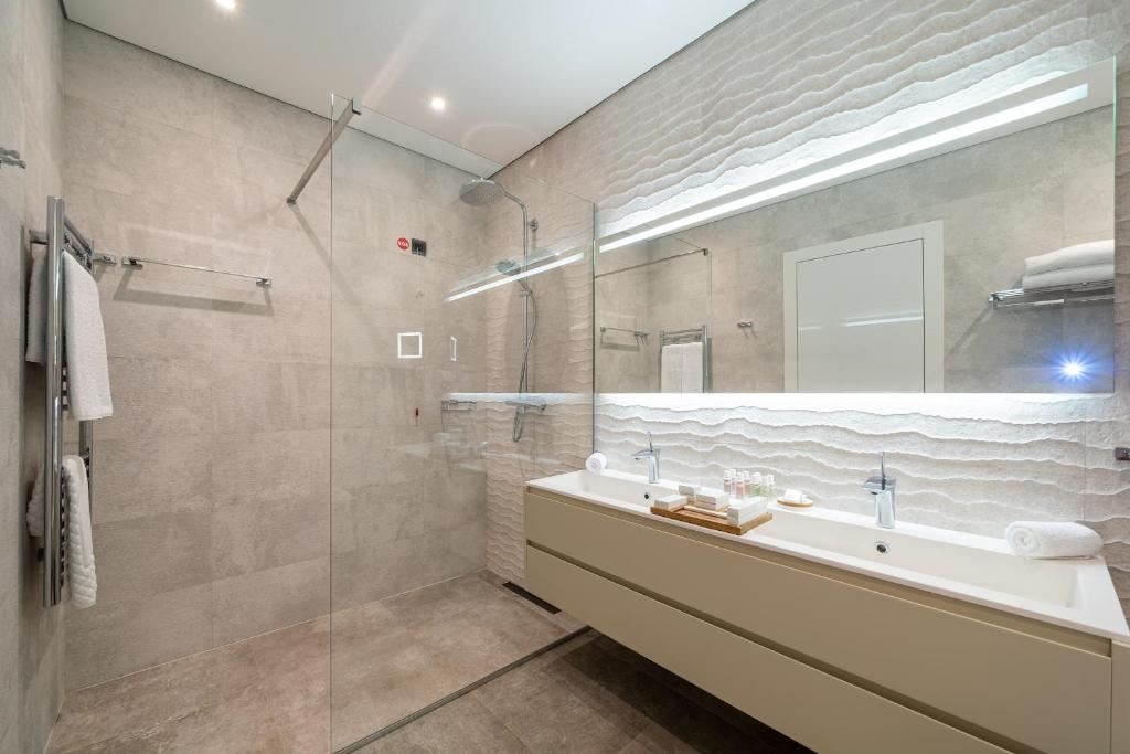 rooms-luux-room-land-view