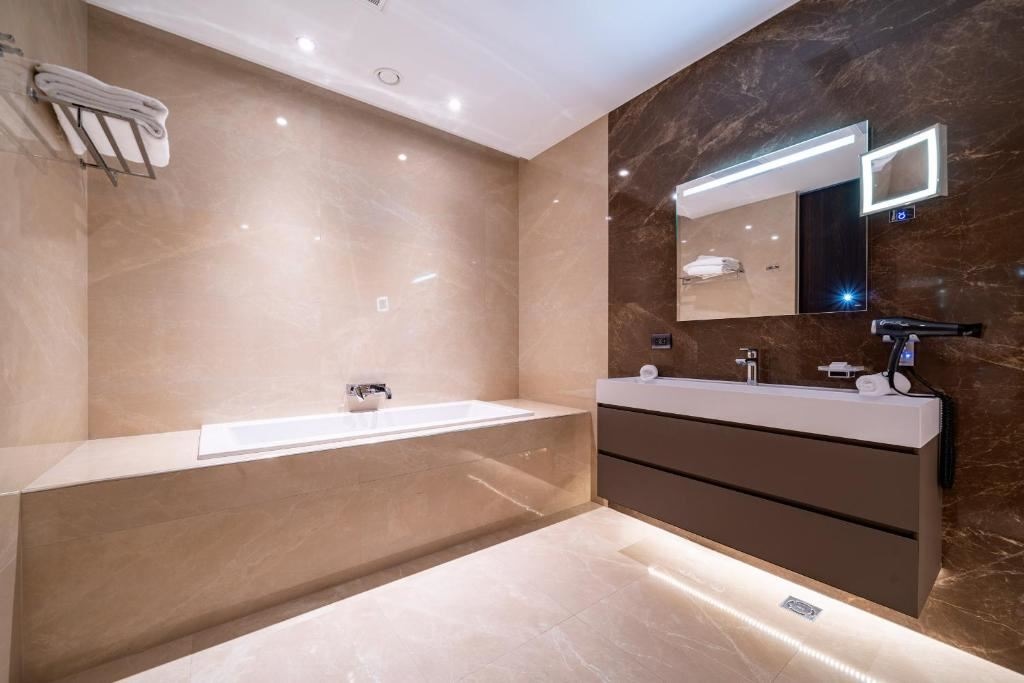 rooms-luux--pool-side