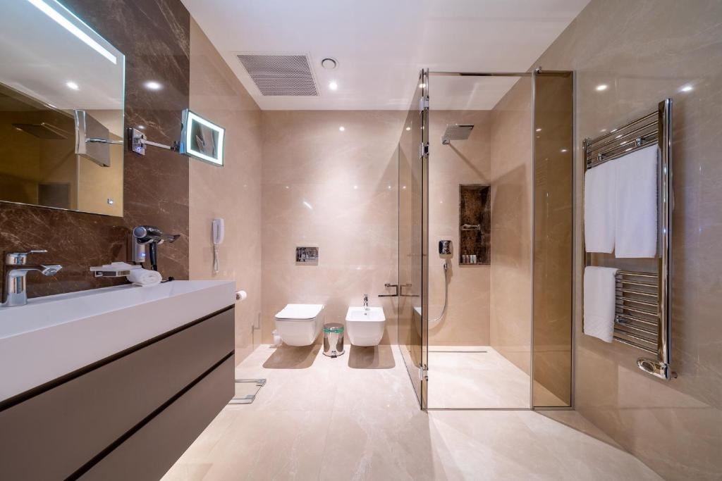 rooms-luux--pool-side