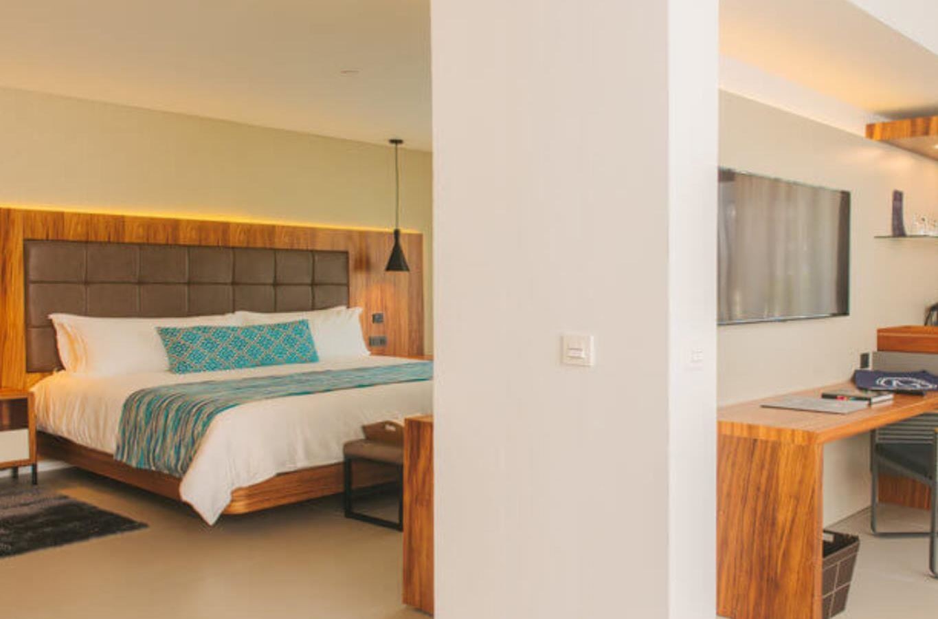 rooms-elegance-club-one-bedroom-suite-outdoor-jacuzzi