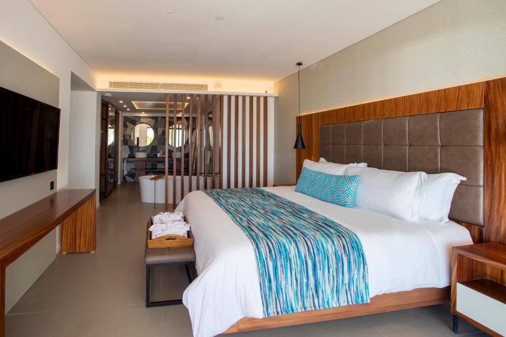 rooms-junior-suite-ocean-front-outdoor-jacuzzi