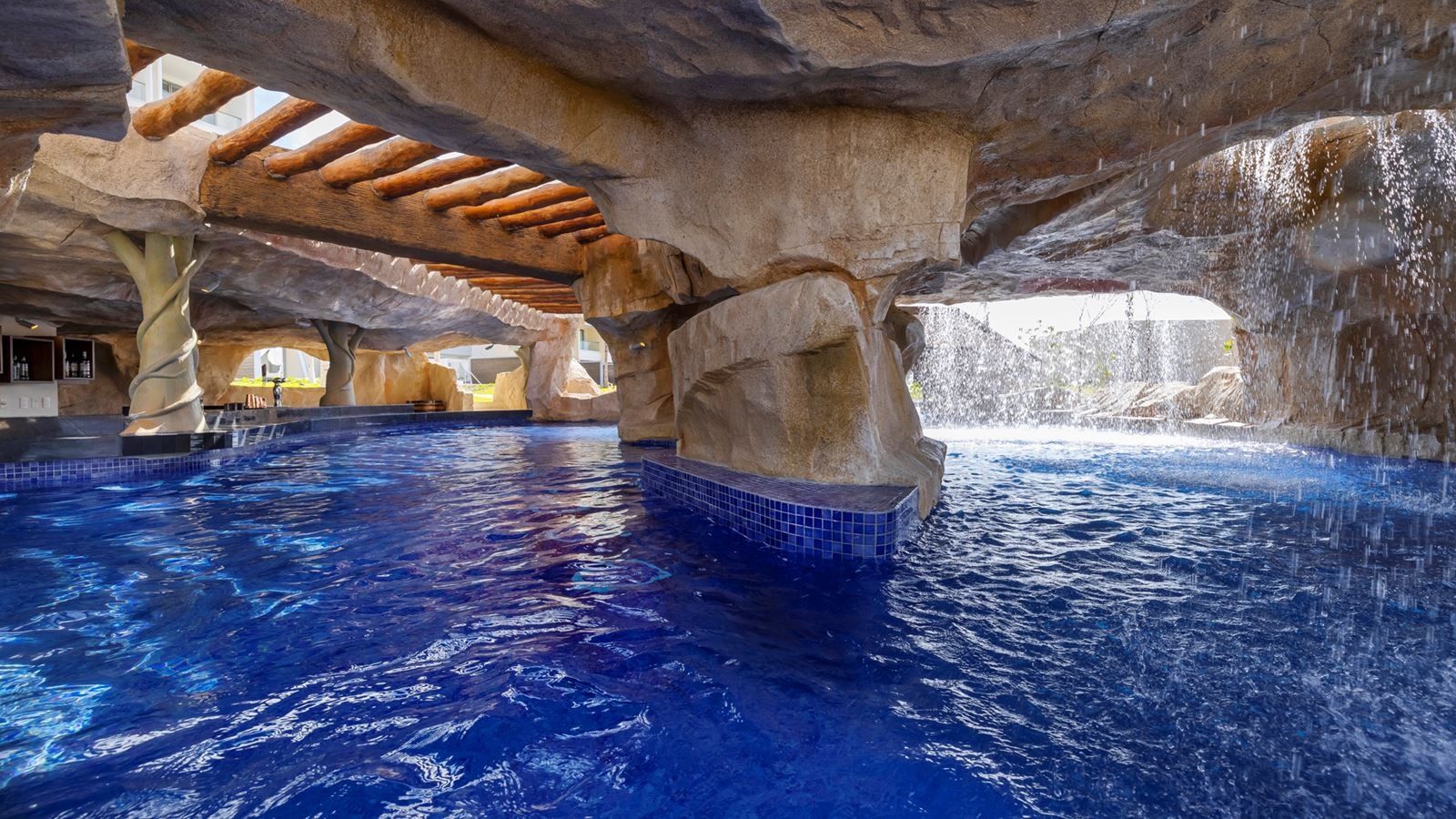 bars-blue-lagoon--lazy-river-grotto-bar