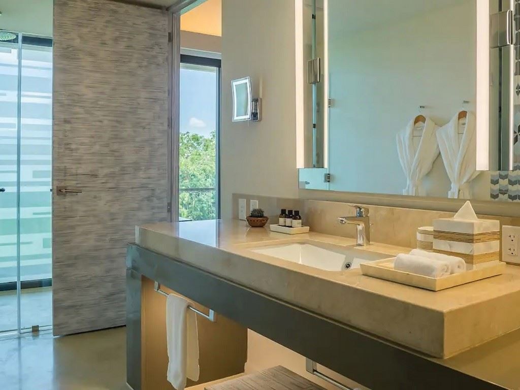 rooms-2-double-beds-room