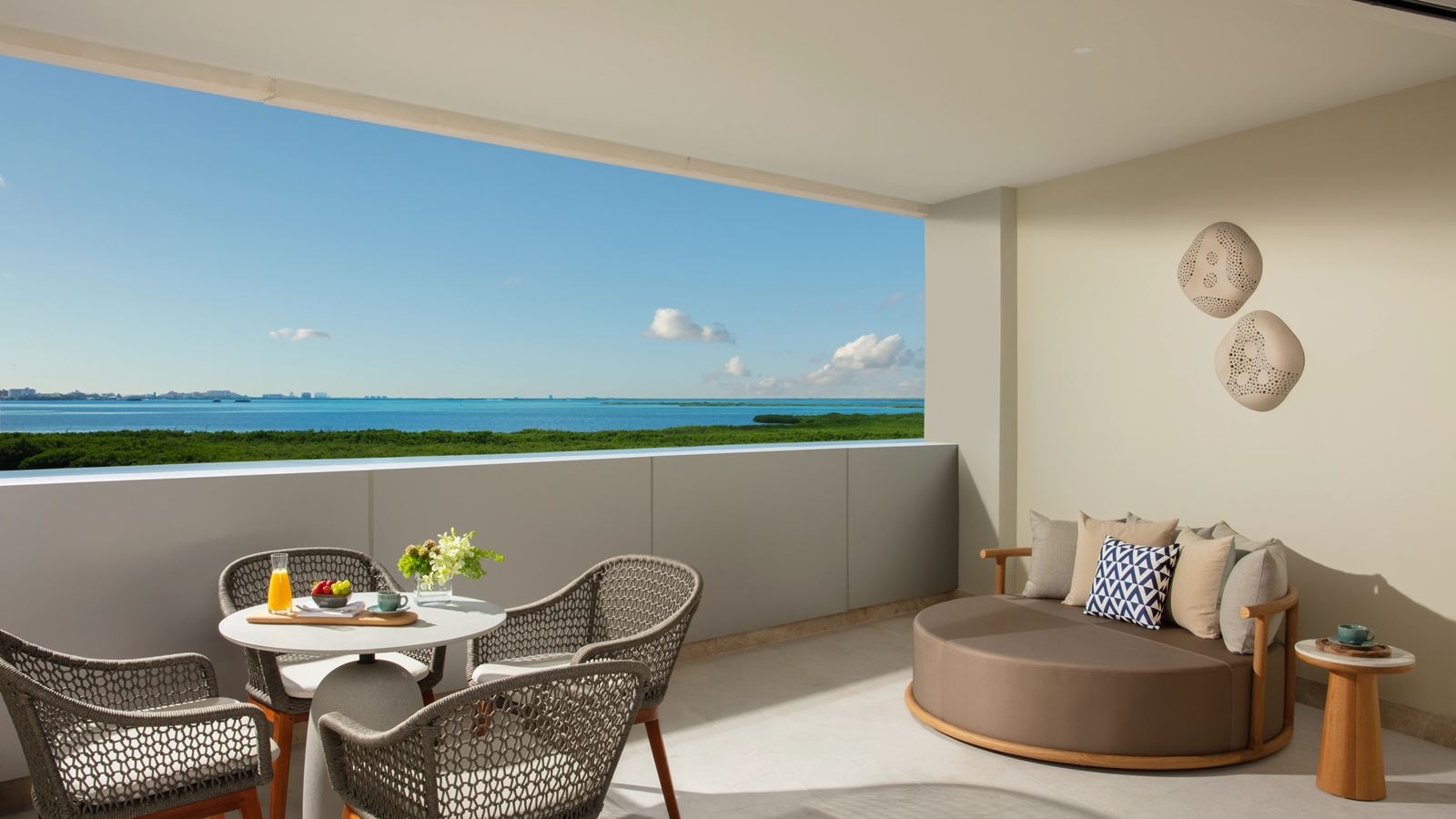 rooms-allure-junior-suite-live-big-laguna-view