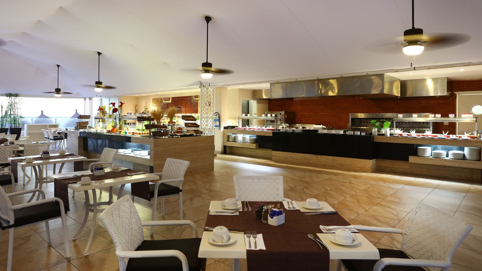 restaurants-pool-restaurant-los-corales