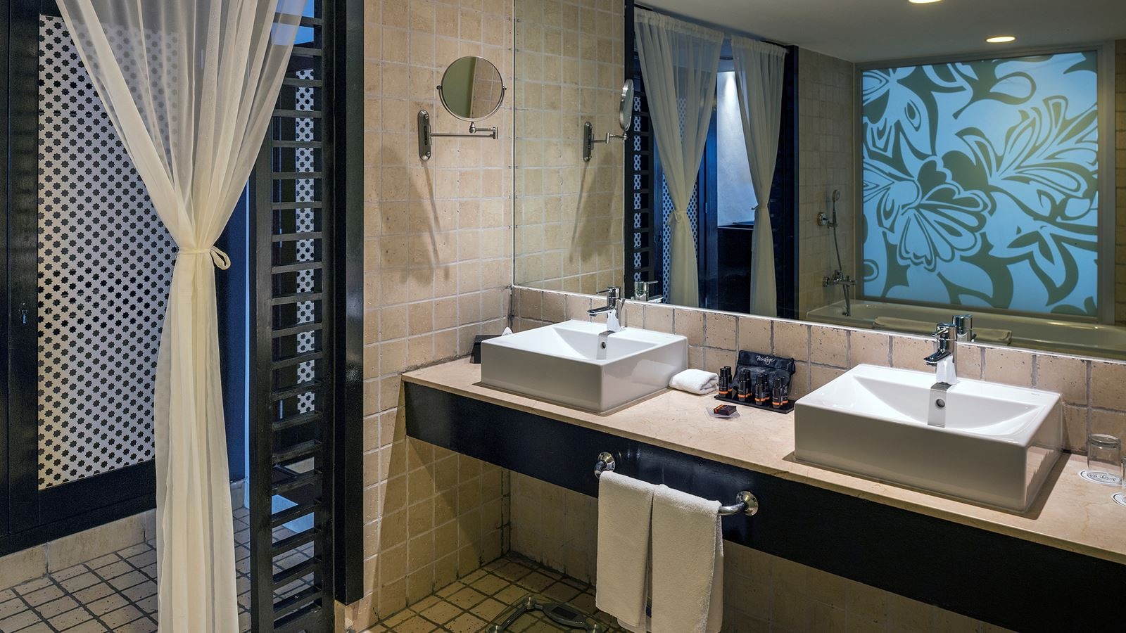 rooms-privilege-master-suite-ocean-front