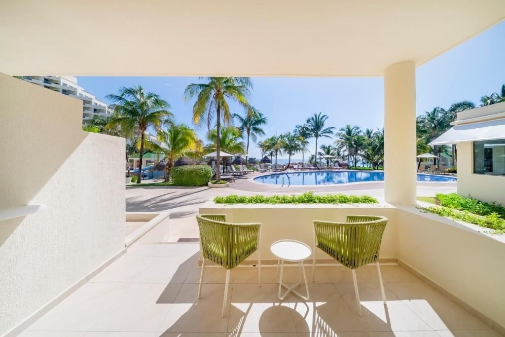 rooms-villa-poolside