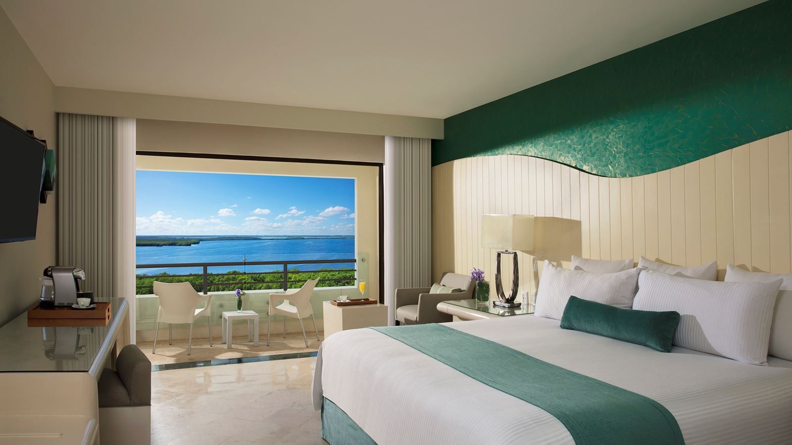 rooms-deluxe-sunset-laguna-view-with-balcony