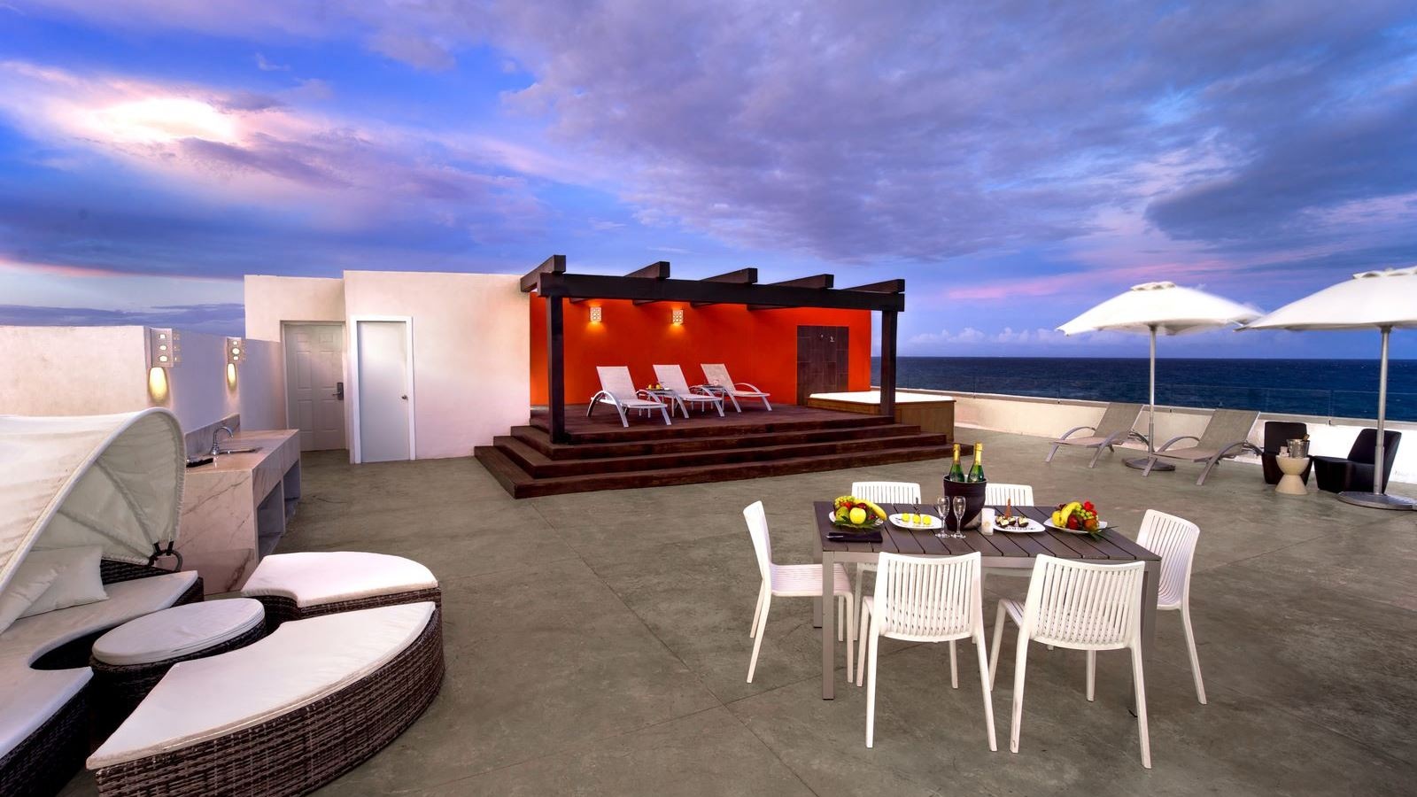rooms-rock-suite-ocean-front-rooftop-lounge-two-bedroom-with-personal-assistant