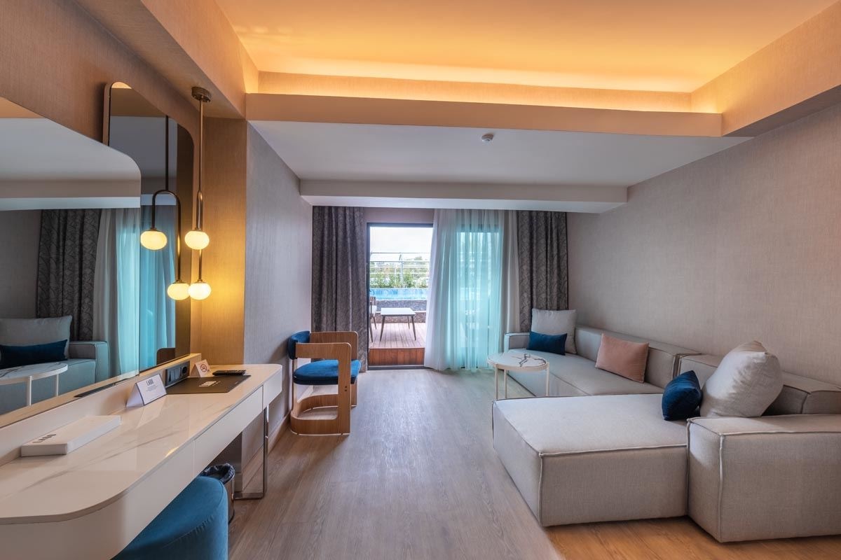 rooms-superior-swimup-land-view