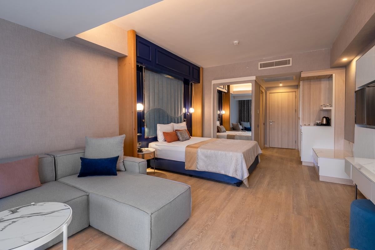 rooms-superior-swimup-land-view