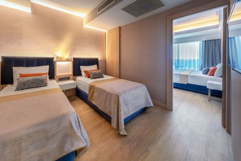 rooms-family-swim-up-land-view