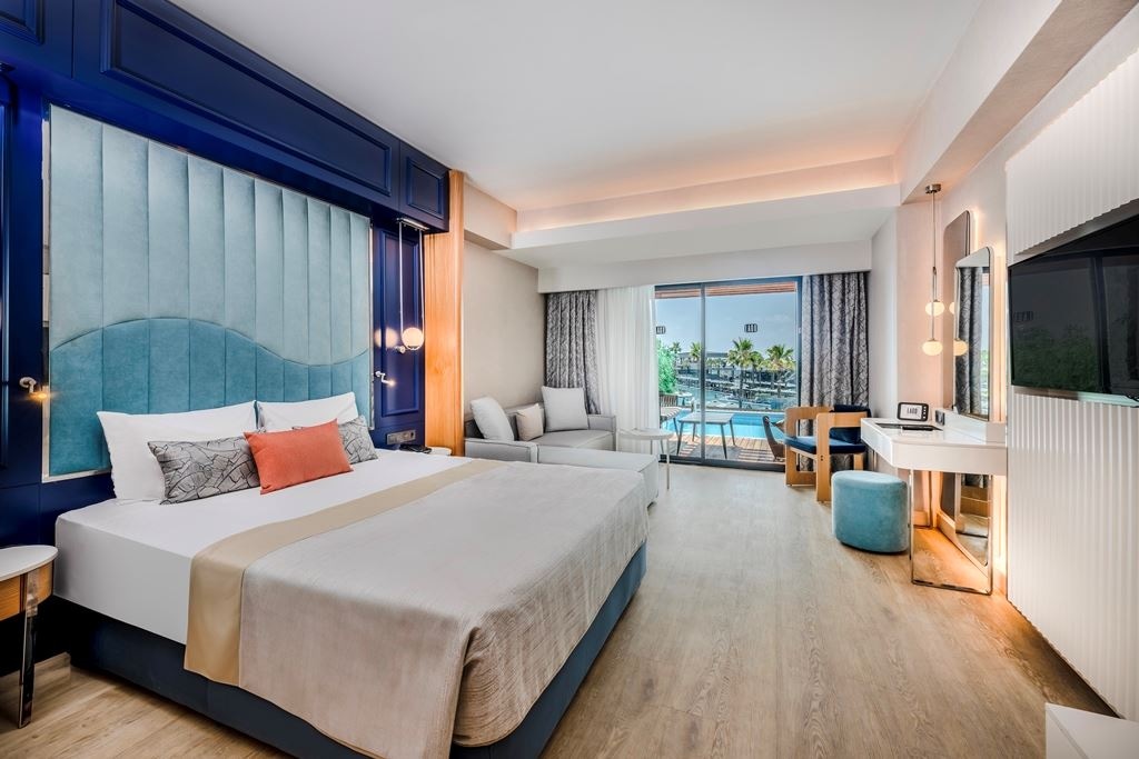 rooms-family-swim-up-land-view