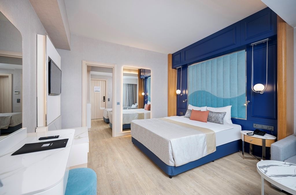 rooms-family-swim-up-land-view