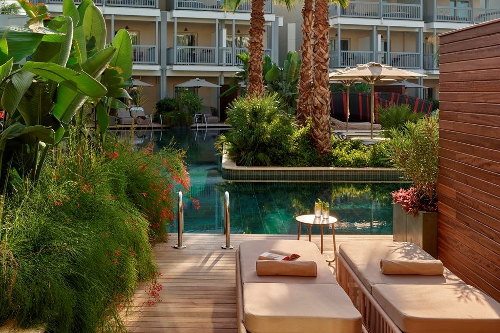 rooms-deluxe-lagoon-room-swimup