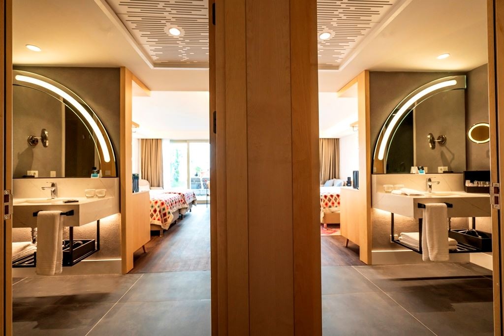 rooms-deluxe-family-suite-swimup