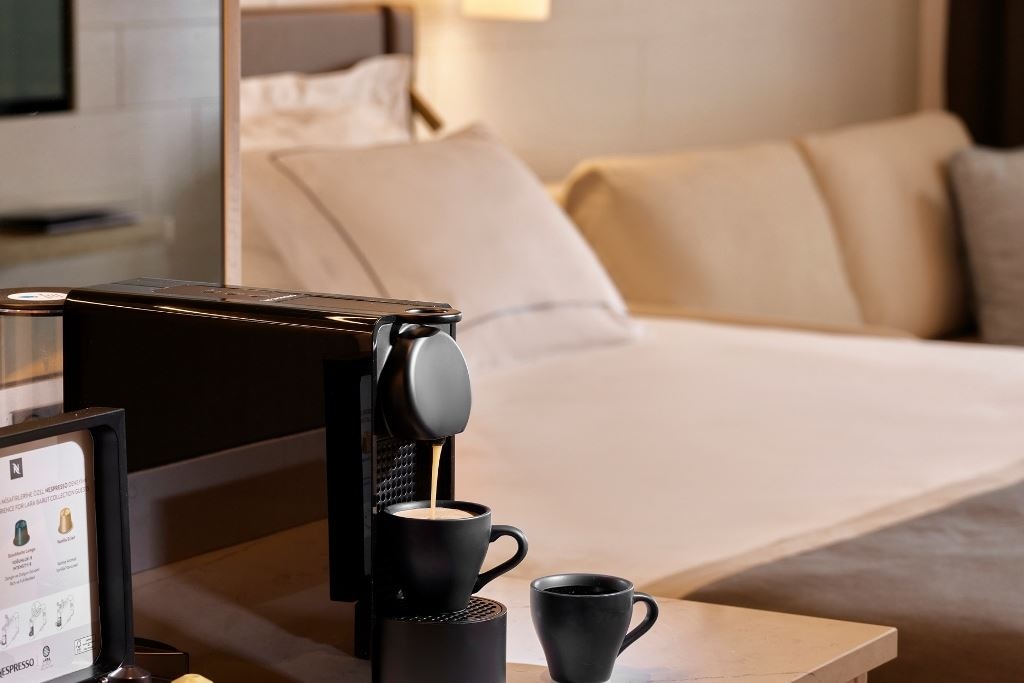 rooms-deluxe-room-side-sea-view-and-pool-view