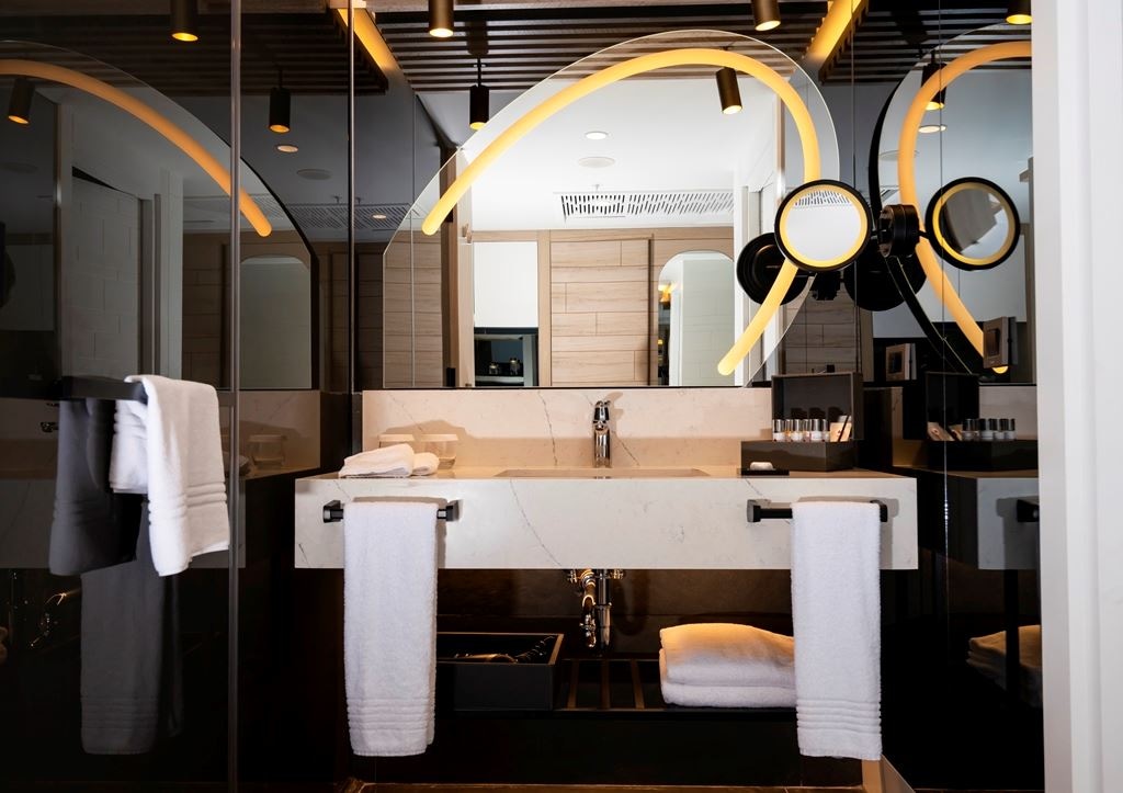 rooms-deluxe-room-side-sea-view-and-pool-view