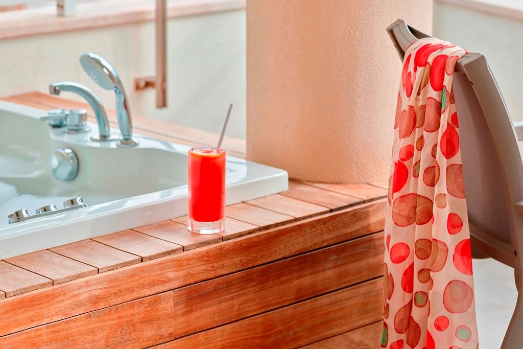 rooms-corner-suite-with-jacuzzi-and-sea-view