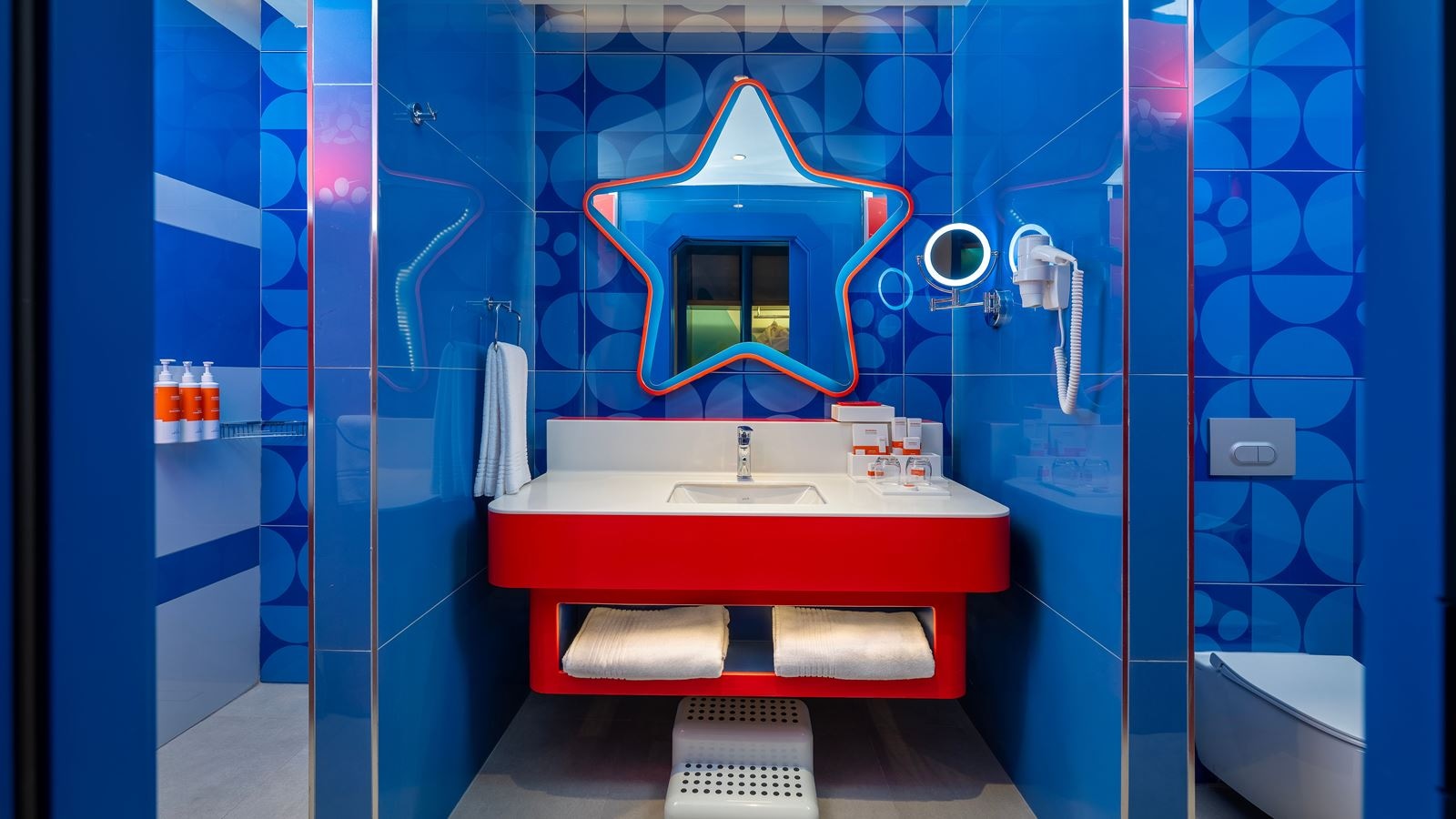 rooms-themed-deluxe-suite