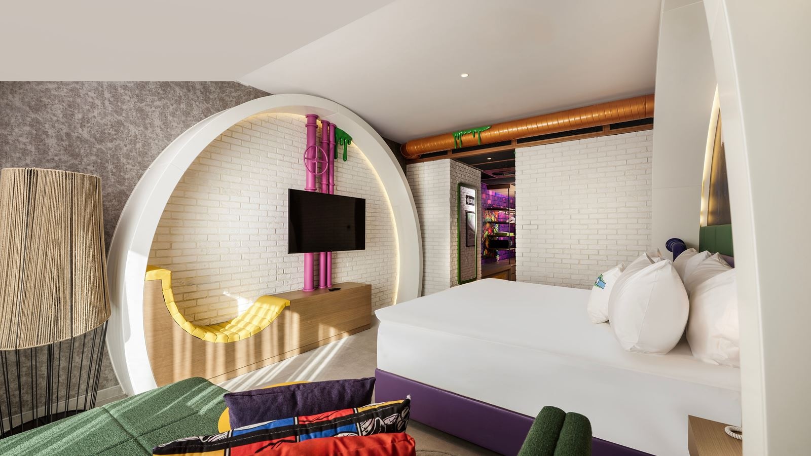 rooms-themed-deluxe-suite