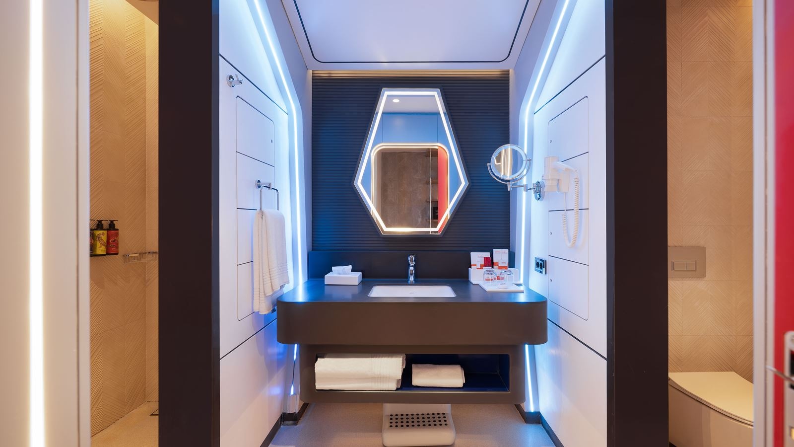 rooms-themed-deluxe-room