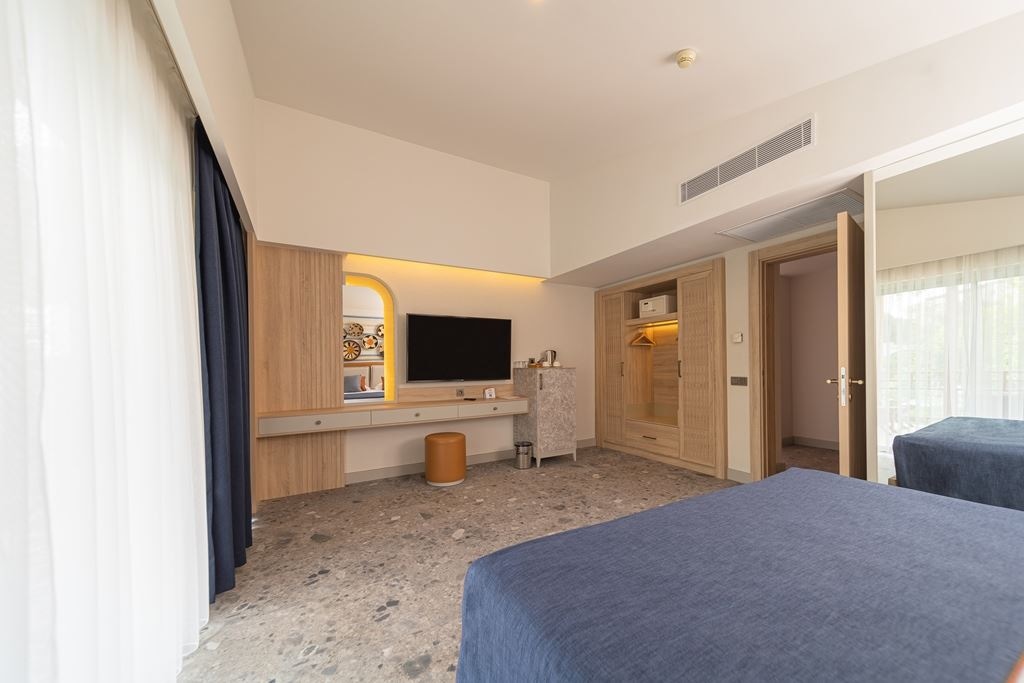 rooms-villalake-family-room-pool-view