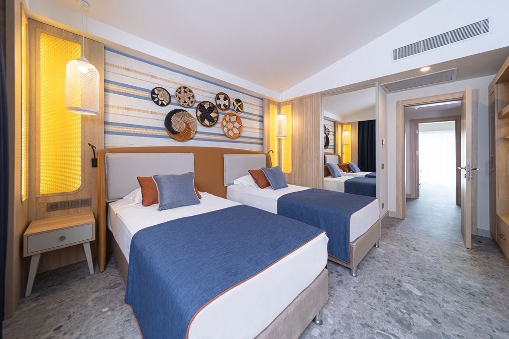 rooms-villalake-family-room-pool-view