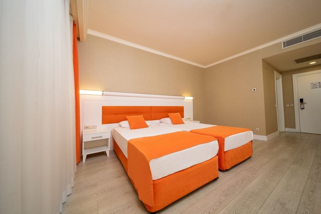 rooms-villalake-standard-room-pool-view