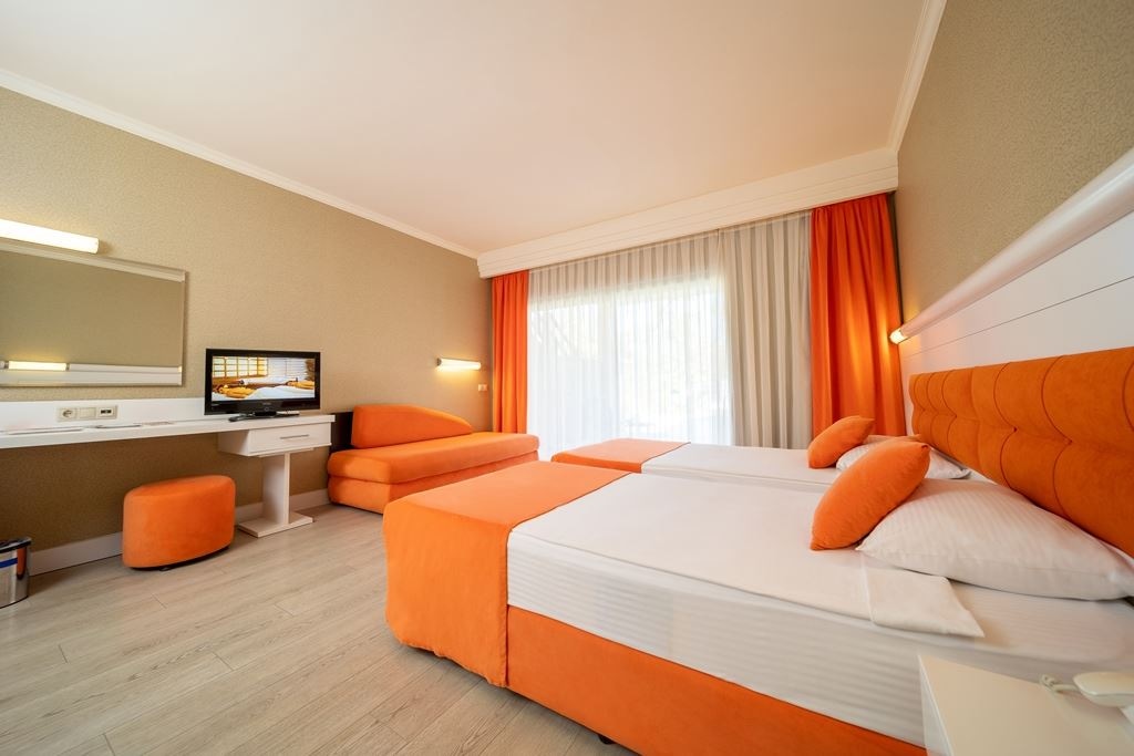 rooms-villalake-standard-room-pool-view