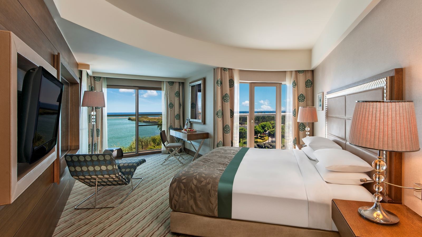 rooms-corner-suite-pool-access-sea-view