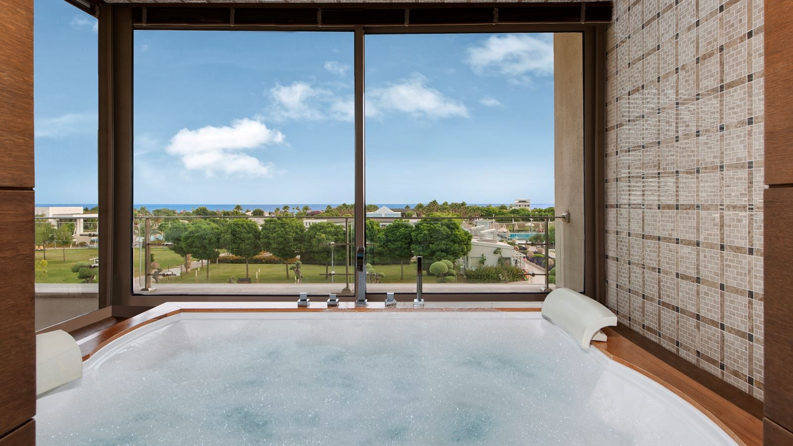 rooms-hilton-suite-sea-view