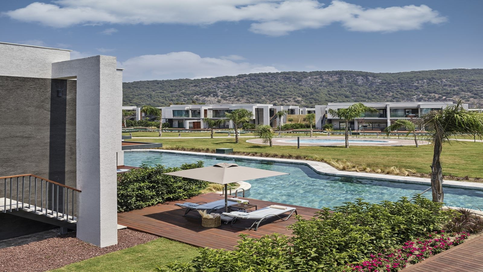 rooms-lake-house-room-swimup-via-stairs