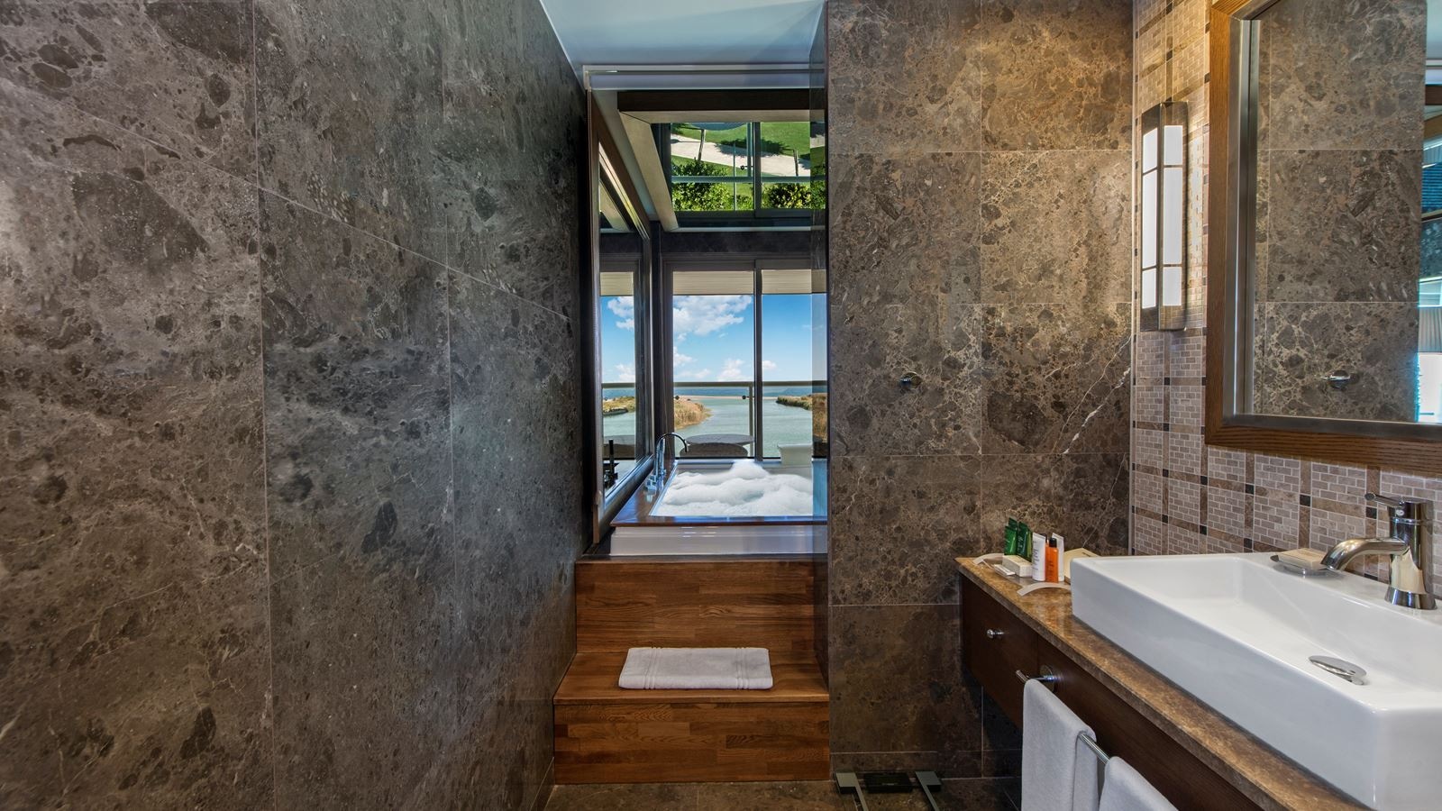 rooms-corner-suite-pool-access-sea-view