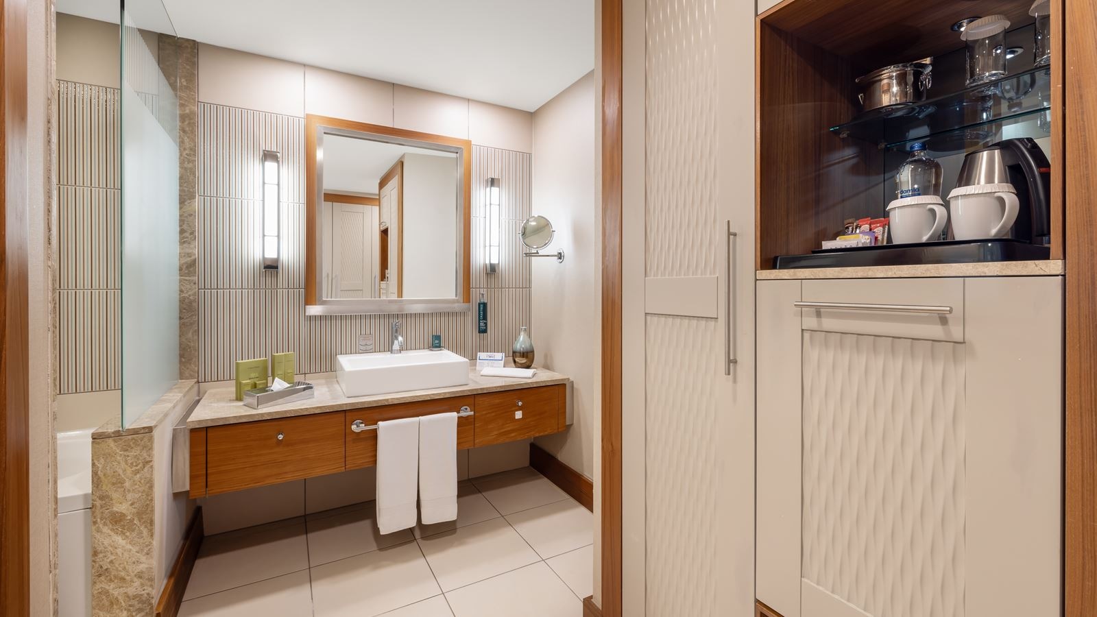 rooms-guest-room-pool-access-sea-view