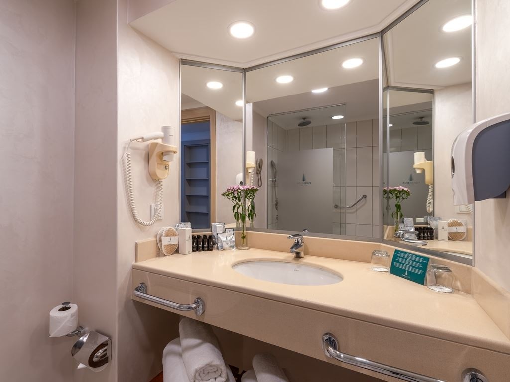 rooms-main-building-family-room