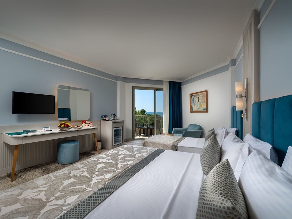 rooms-main-building-standard-room-partial-sea-view