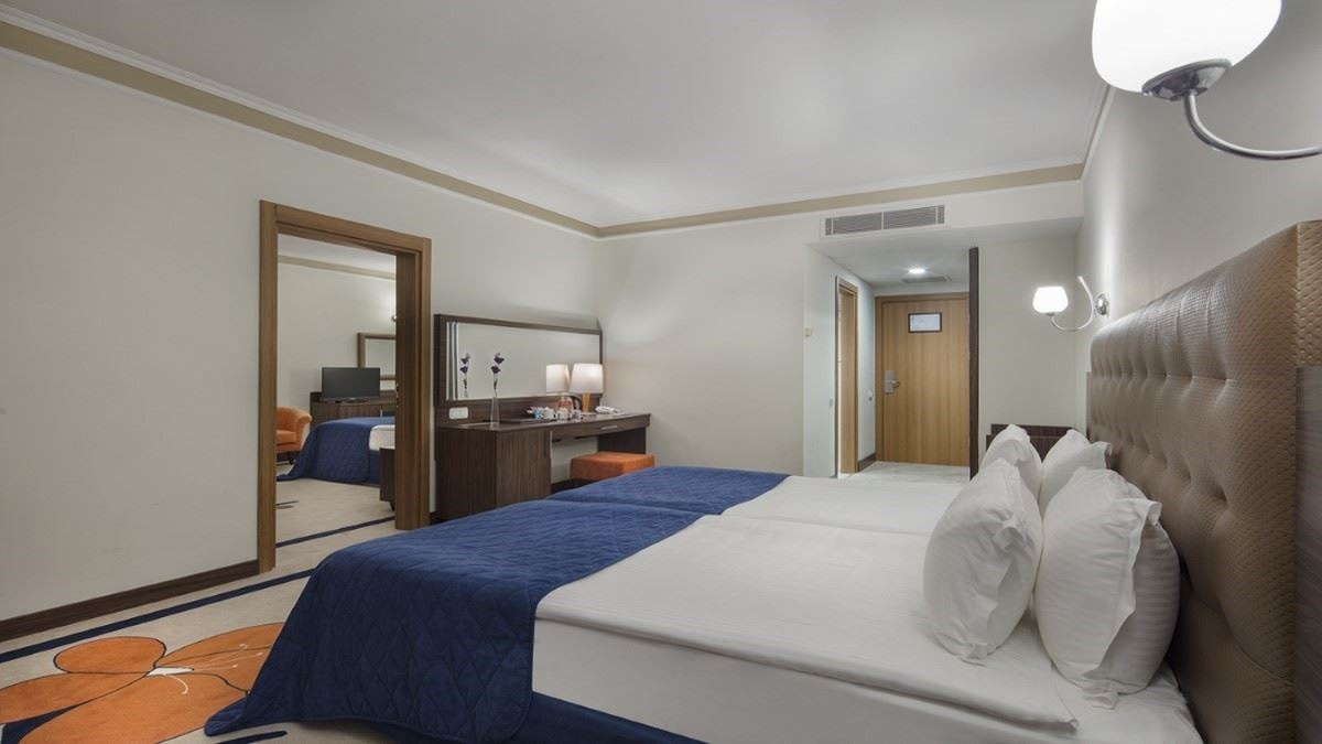 rooms-club-family-room-1-bathroom