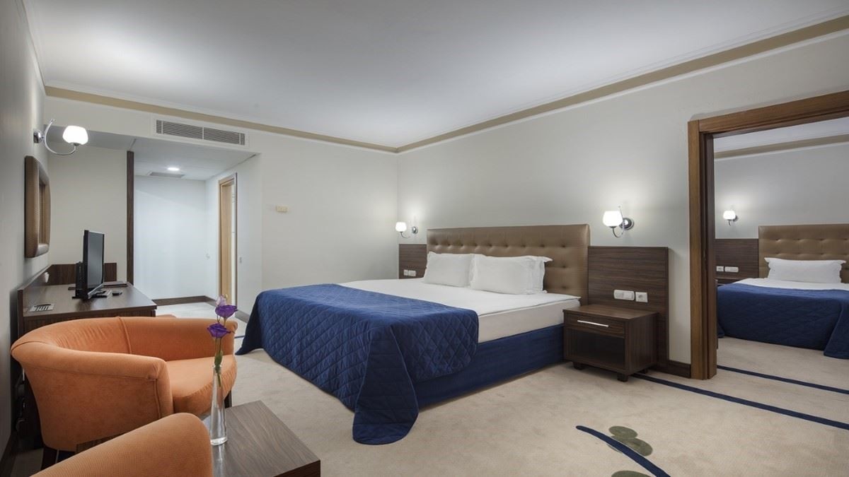 rooms-club-family-room-1-bathroom