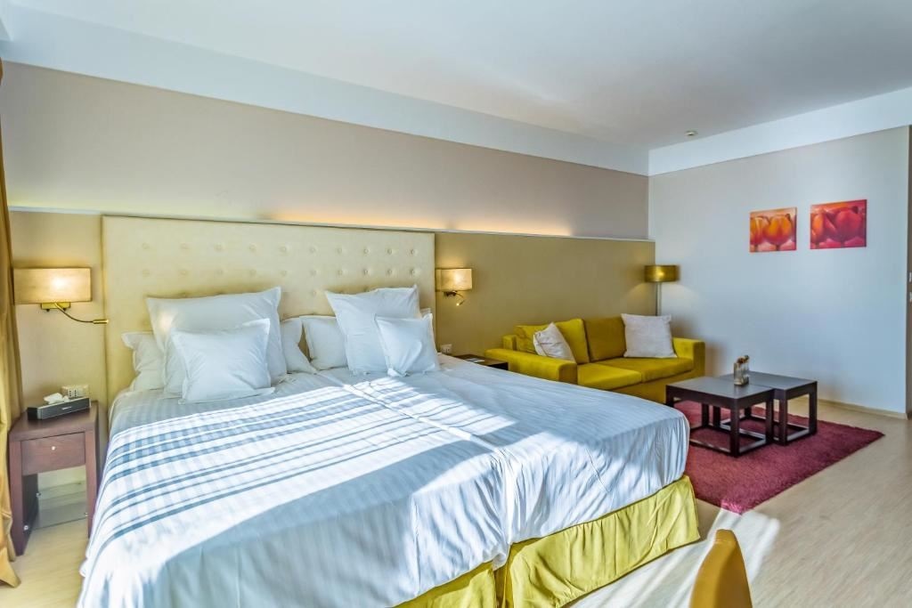 rooms-double-standard-room-poolview-balcony