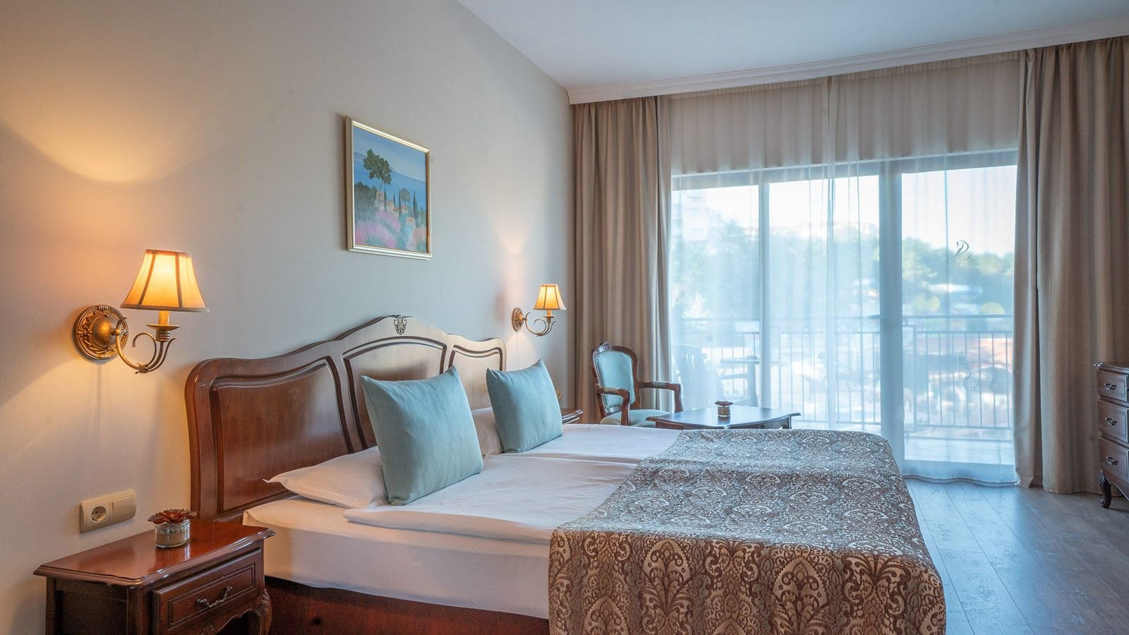 rooms-family-room--connecting-door