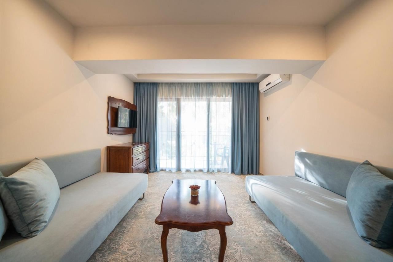 rooms-family-room--connecting-door