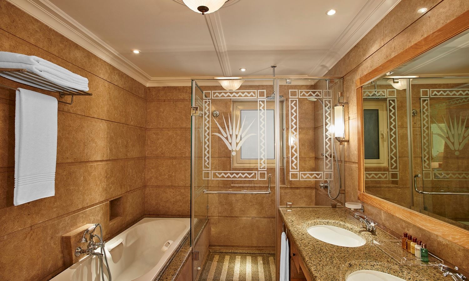 rooms-deluxe-beach-front-suite