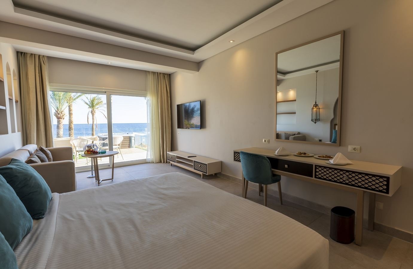 rooms-posh-jacuzzi-suite-sea-front