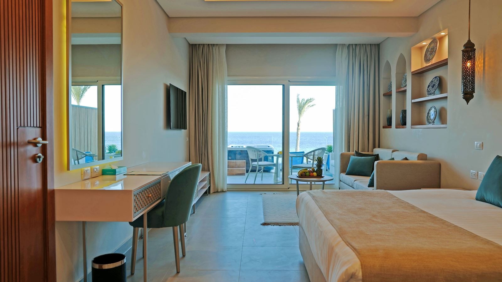 rooms-posh-jacuzzi-suite-sea-front