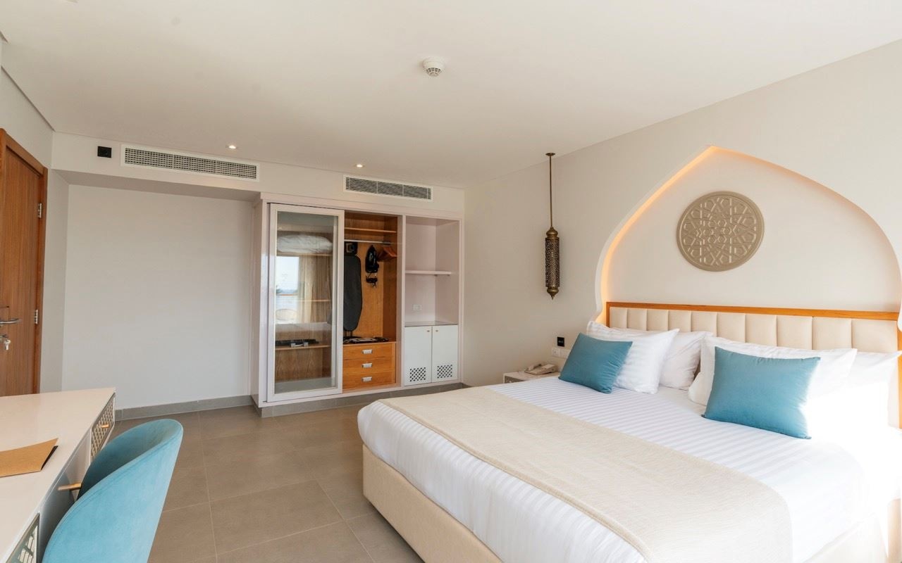 rooms-family-suite-garden--partial-sea