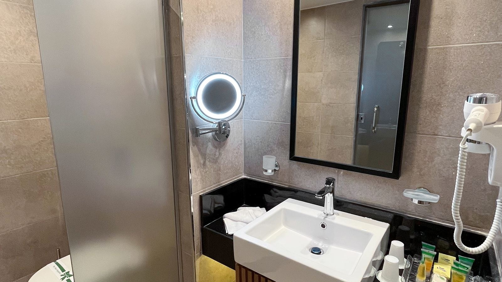 rooms-superior-pool-view-room