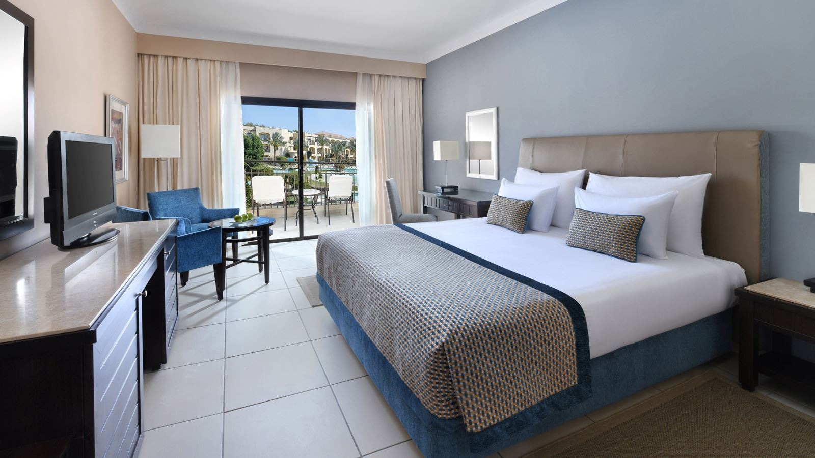 rooms-deluxe-family-pool--sea-view-room