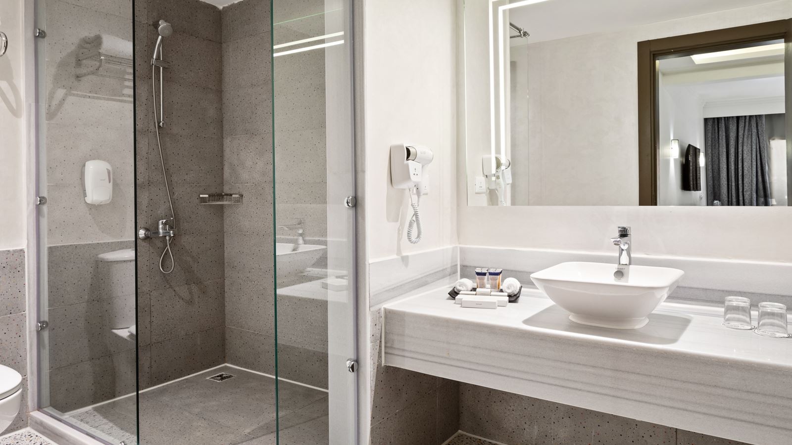 rooms-family-deluxe-pool-view-room