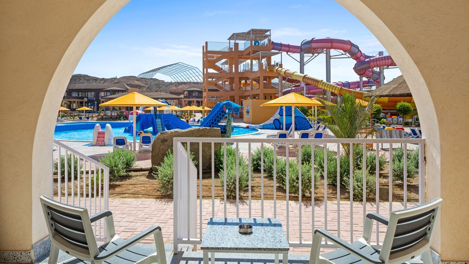 rooms-family-deluxe-pool-view-room